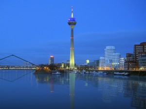 Vista de la ciudad Düsseldorf de Alemania.