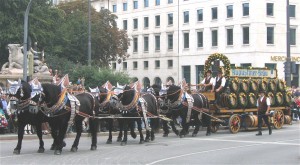 Caballos desfilando en el Oktoberfest.