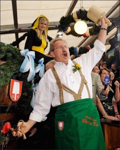 Alcalde dando inicio al Oktoberfest al grito de O 'zapft is!