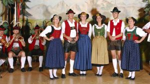 Familia alemana con vestimenta tradicional
