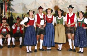 Familia alemana con vestimenta tradicional