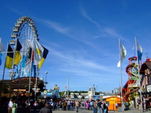 Parque de diversiones en el Oktoberfest.