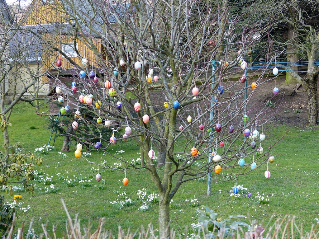 Árbol de Pascua adornado con huevos de colores