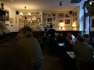 Interior del Restaurante Gaststätte Bei Oma Kleinmann.